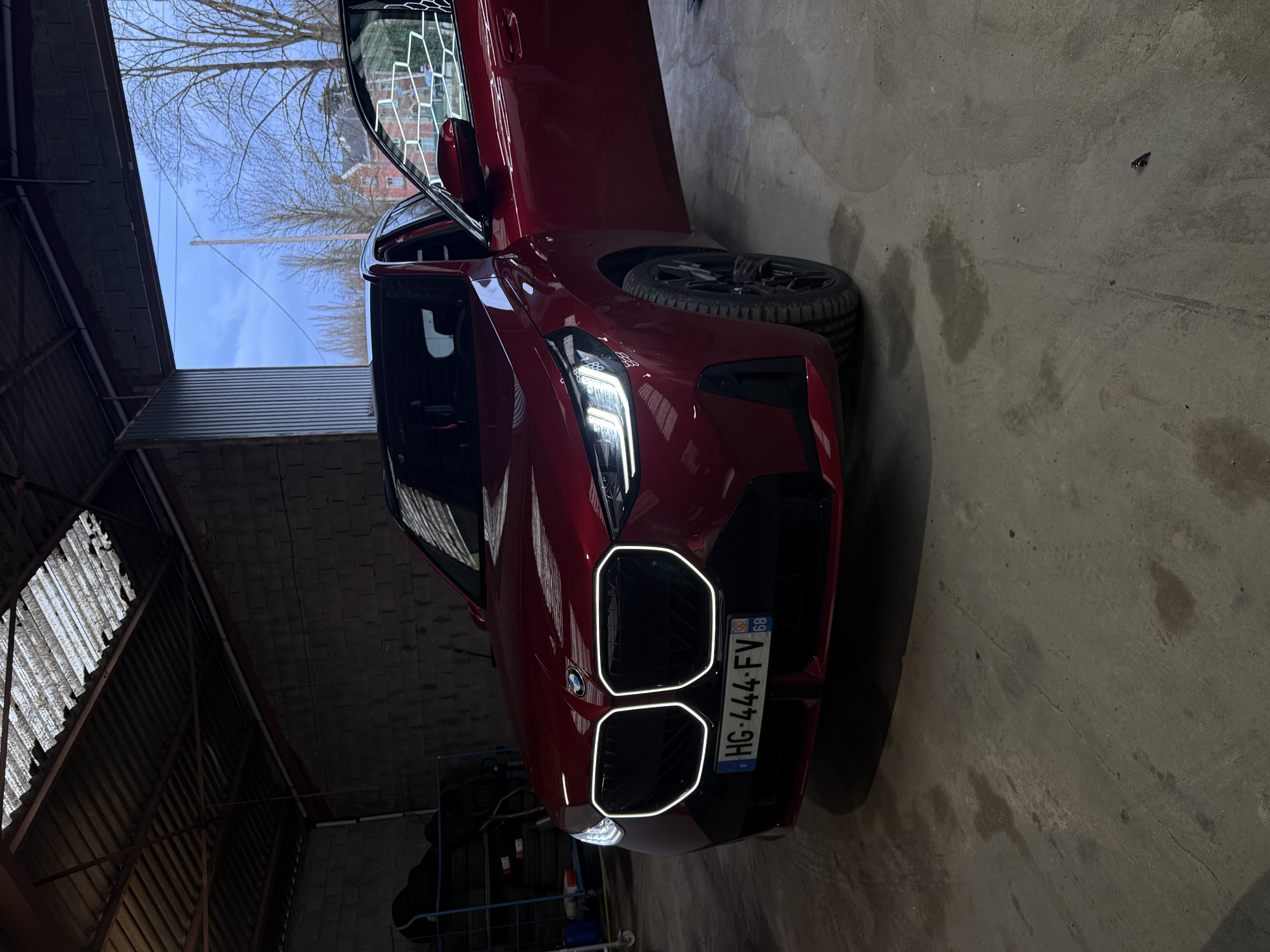 Voiture polie en atelier de detailing premium à Colmar
